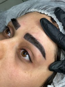 سالن زیبایی خدمات اصلاح و طراحی ابرو به‌ صورت حرفه‌ ای در مشهد قاسم آباد
